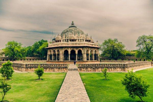 beautiful-shot-isa-khan-s-tomb-delhi-india-cloudy-sky